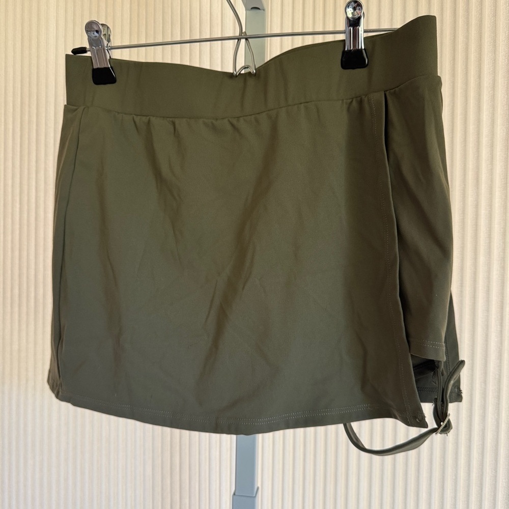 Halara High Waisted 2-in-1 Pocket Adjustable Leg Buckle Skirt NWT Medium Green - Picture 4 of 6